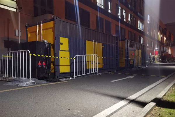 凌云柴油发电机组的输出电压是如何调节的？