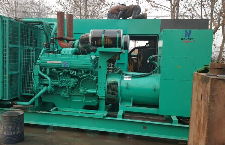 凌云发电机组如何判断水冷式机油散热器内部是否需要清洗？